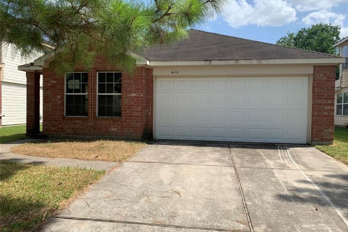 A house with a driveway and garage door.